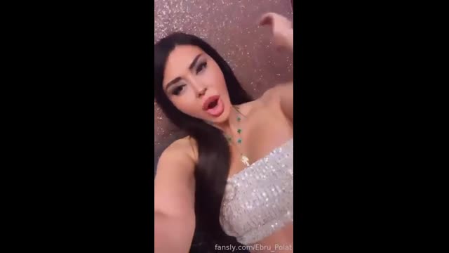 Ebru Polat İfşa — Fansly Pullu Kiyafetle Dudak Büzme İfşa