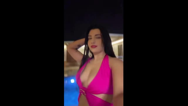 Gozde Akgul Yeni İfşa — Havuz Kenari Gogsunu Sallıyor